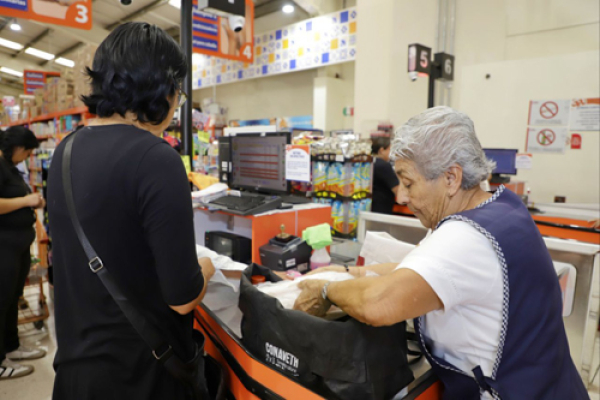 Adulto mayor, forma parte de &quot;Empacadores Voluntarios&quot;