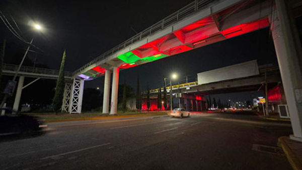 Exalta Gobierno del Estado festividades patrias con iluminación en bajo puentes
