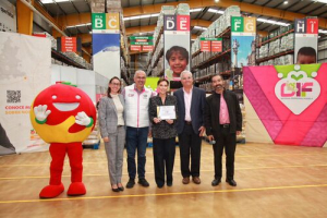 MariElise Budib entrega donativo a Banco de Alimentos Cáritas