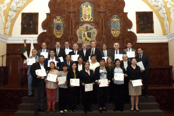 Generación 1974 - 1976 de la preparatoria Benito Juárez de la BUAP son reconocidos