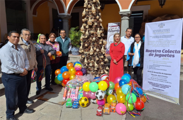 El Congreso de Puebla entrega juguetes al SEDIF