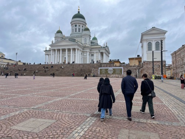 Ganadores de Electrohack 2025 realizan estancia en Finlandia