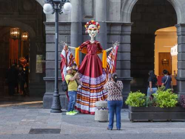 Catrinas y flores engalanan Puebla Capital