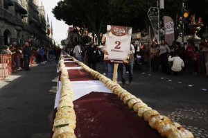 Puebla buscar&aacute; el premio Guiness con rosca de Reyes