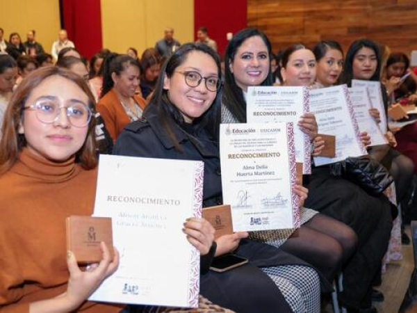Reconocen a 417 docentes por educación innovadora