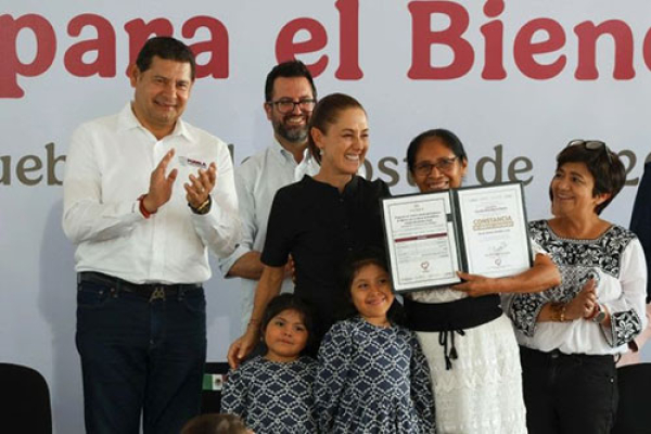 Entrega vivienda para el bienestar en Puebla.