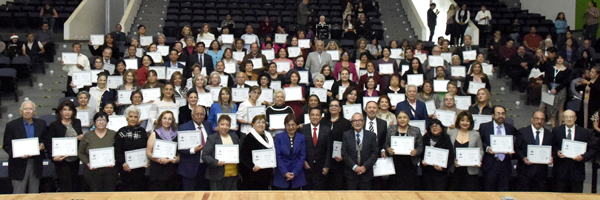 Reconoce la BUAP a los adultos con 176 reconocimientos