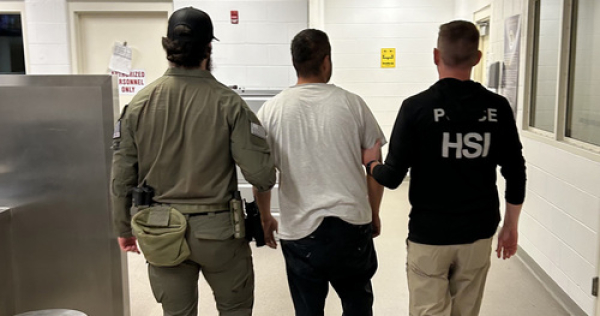 ICE continúa deteniendo migrantes 