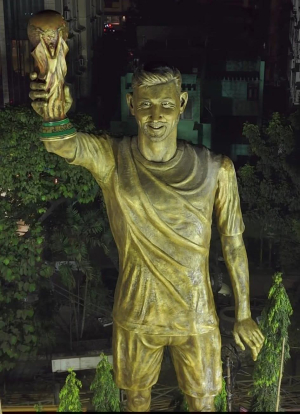 La estatua de Lionel Messi m&aacute;s alta del mundo 