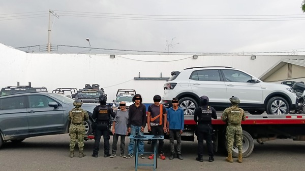 Detienen a presuntos robacarros en Puebla capital