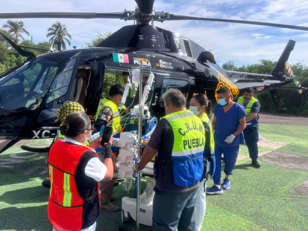 Desde Acatlán, Salud traslada via aérea a paciente