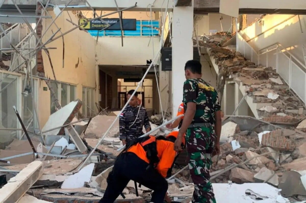 Mueren 47 personas por terremoto en Indonesia
