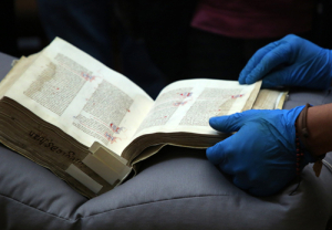 Descubren dos libros manuscritos medievales en la Biblioteca Palafoxiana