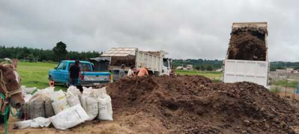 Altosano Granjas Carroll dona toneladas de biofertilizante a Puebla y Veracruz