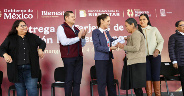 La presidenta Sheinbaum entrega tarjetas de bienestar a mujeres de la Sierra Norte