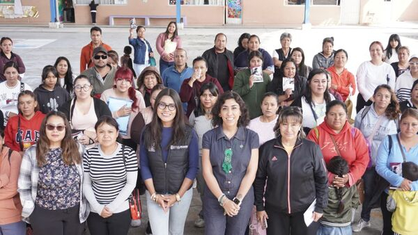 Diputada Pimentel visita escuela en Almecatla