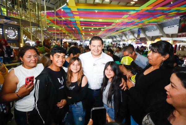 Familias de municipios disfrutan la Feria de Puebla