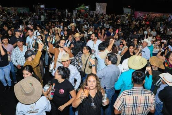 Encuentro Nacional del Mezcal une a familias y productores