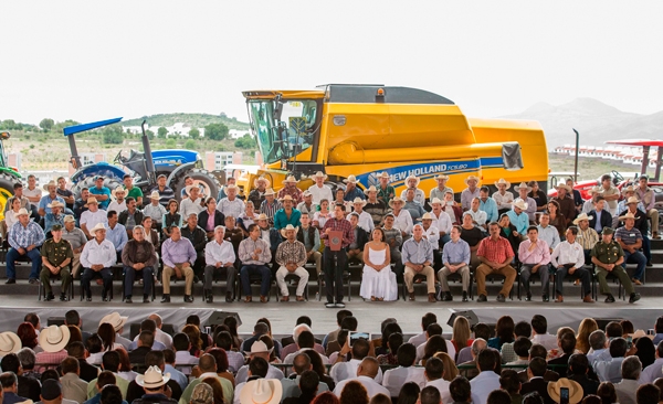 Enrique Peña Nieto entrega apoyos a campesinos de Michoacán