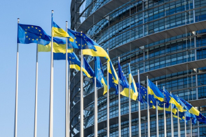 Banderas de la Unión Europea y Ucrania