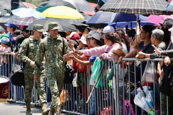 El desfile de la Batalla de 5 de Mayo, saldo blanco