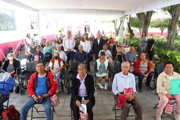 Ayuntamiento entrega apoyos auditivos
