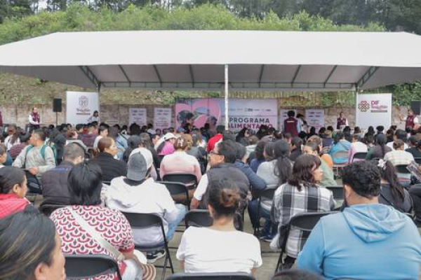 Entrega SEDIF desayunos escolares en Teziutlán