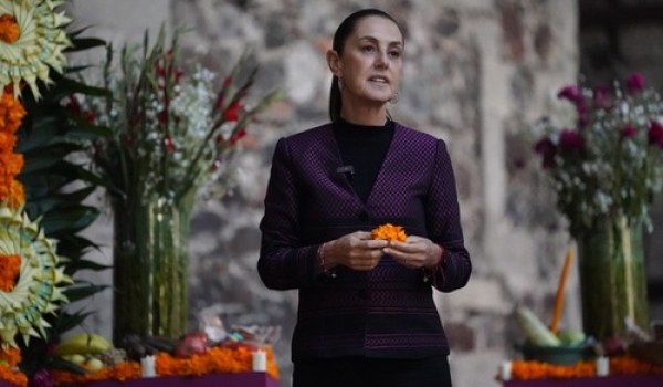 Claudia Sheinbaum dedica ofrenda a mujeres indígenas