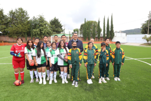 Estudiantes cuentan con una cancha deportiva