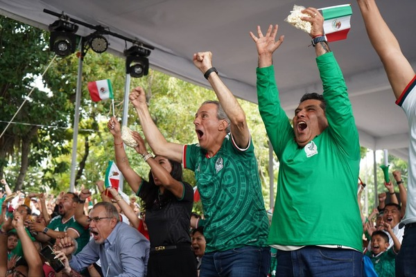 Pepe Chedraui celebra con familias poblanas el inicio del Mundial
