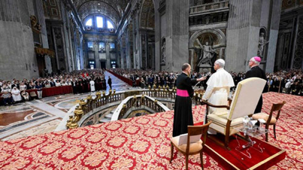 No reducir la misa dominical a una reunión pasiva o virtual, santificarla con una presencia viva