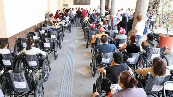 SEDIF entrega 135 sillas de ruedas para adultos