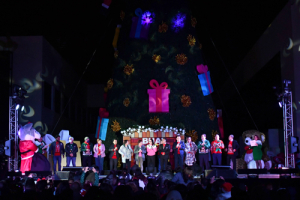 La rectora de la BUAP enciende el árbol de navidad en CCU