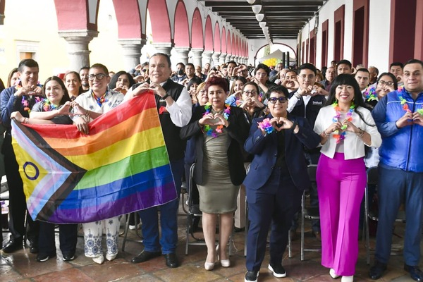 Salud promueven atención médica en Feria LGBT+