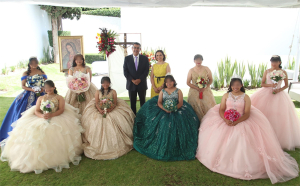 Festeja SEDIF a ocho quinceañeras de Casa del Adolescente