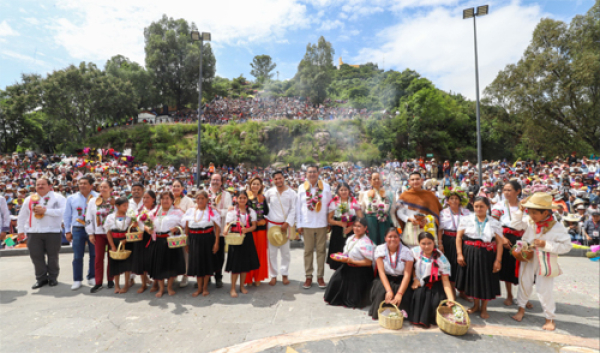 Asiste gobernador al 59 festival Huey Atlixcáyotl 2024