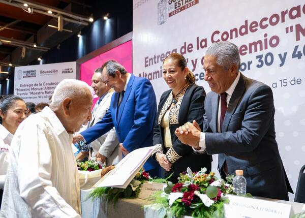SEP entrega medallas a docentes poblanos