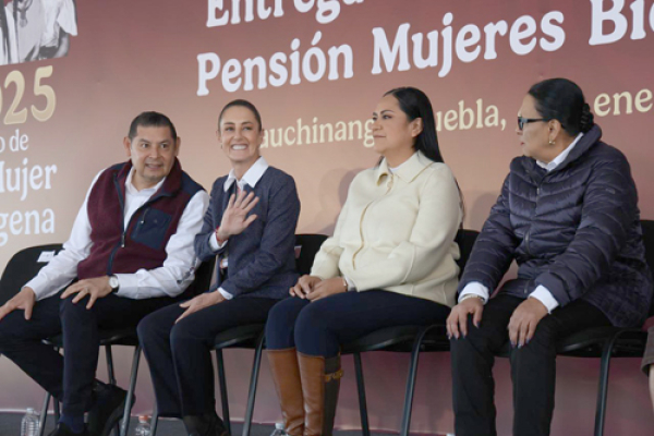 La Presidenta Claudia Sheinbaum entrega tarjetas de pensión para mujeres en Huauchinango