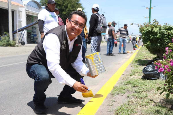 Pável Gaspar participa en faena comunitaria en Izúcar