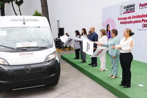 Dona SNDIF 9.3 MDP en transporte adaptado para Puebla