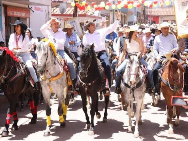 Alejandro Armenta encabeza tradicional cabalgata en Chignahuapan