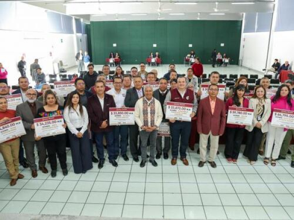 Entrega SEP apoyos a estudiantes con discapacidad