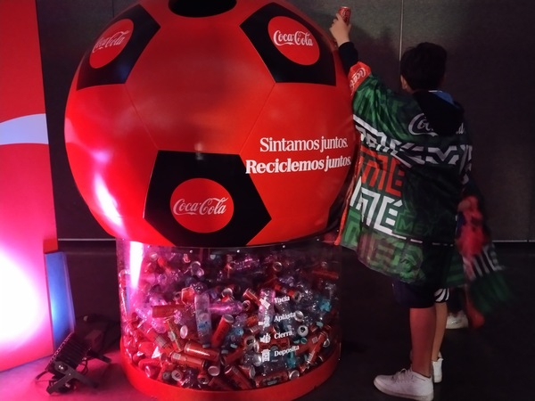 "Canchas por Latas" recibe donación de gira de la FIFA