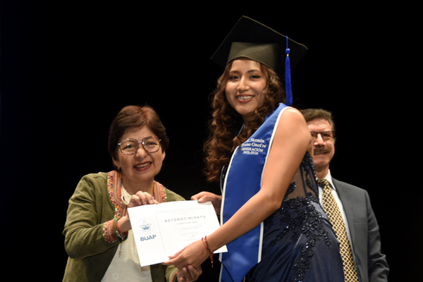 BUAP gradúa a Economía y Finanzas