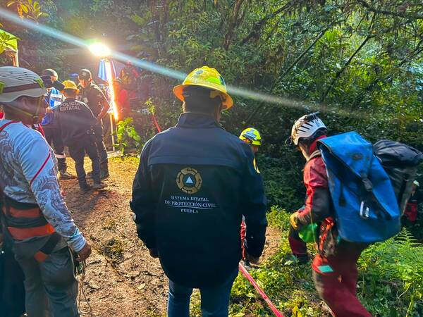 Siguen desaparecidos 3 turistas en gruta de Cuetzalan
