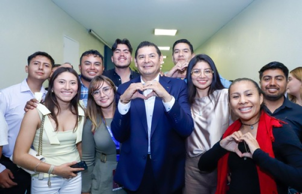Alejandro Armenta entrega Becas de Conectividad