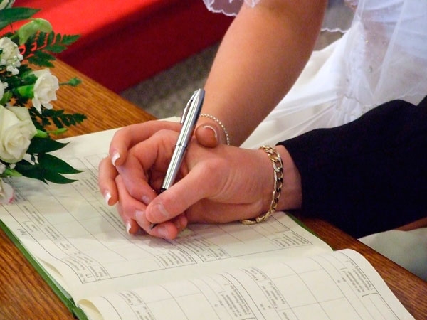 Iglesias cristianas reconocen legal únicamente el matrimonio entre hombre y mujer.