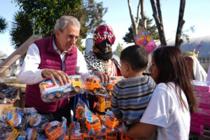 Reparten juguetes en Romero Vargas y colonia La Rosa