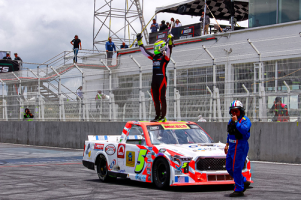 Mateo Girón consigue victoria en el óvalo de Puebla