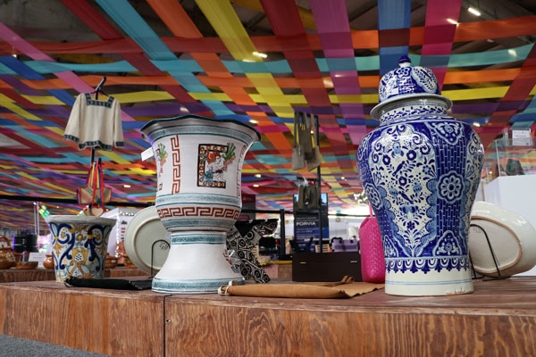 Feria de Puebla  muestra de Talavera, barro, cajas de madera y textiles